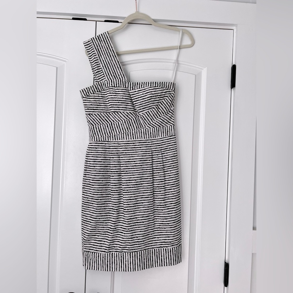 BCBG Size 4 Black and White One Shoulder Dress